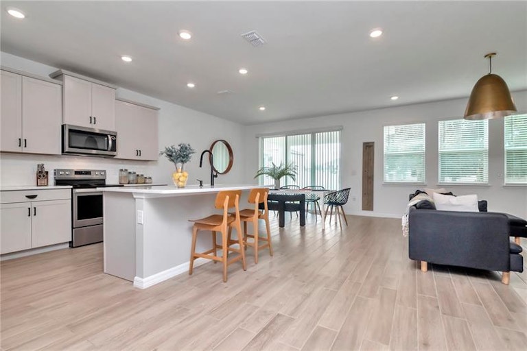 Photo 4 of 27 - 10918 Kidron Valley Ln, Tampa, FL 33625