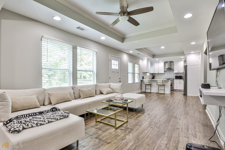 Photo 5 of 21 - 1963 Headland Dr, Atlanta, GA 30344