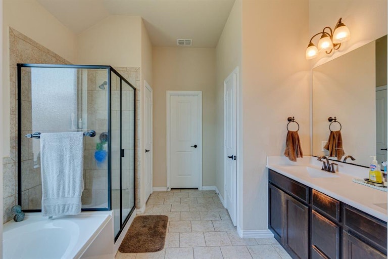 Photo 28 of 40 - 1508 Fallingwater Trl, Haslet, TX 76052