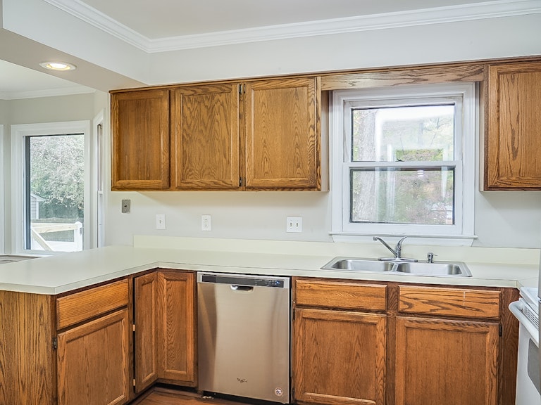 Photo 4 of 21 - 4320 Dutch Garden Ct, Raleigh, NC 27613
