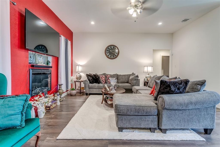 Photo 11 of 35 - 1201 Roan Dr, Lancaster, TX 75134