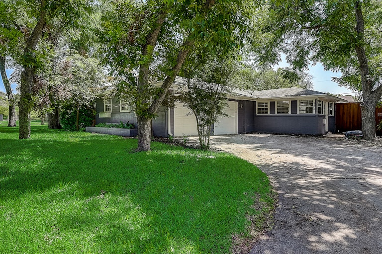 Photo 9 of 29 - 3470 Timberview Rd, Dallas, TX 75229