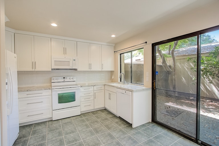 Photo 4 of 35 - 106 Hartnell Pl, Sacramento, CA 95825
