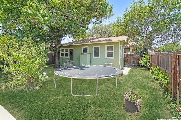 Photo 6 of 21 - 850 Hammond Ave, San Antonio, TX 78210
