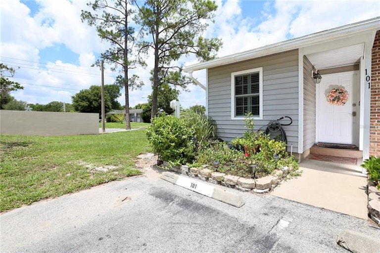Photo 13 of 53 - 101 Hidden Arbor Ct, Sanford, FL 32773