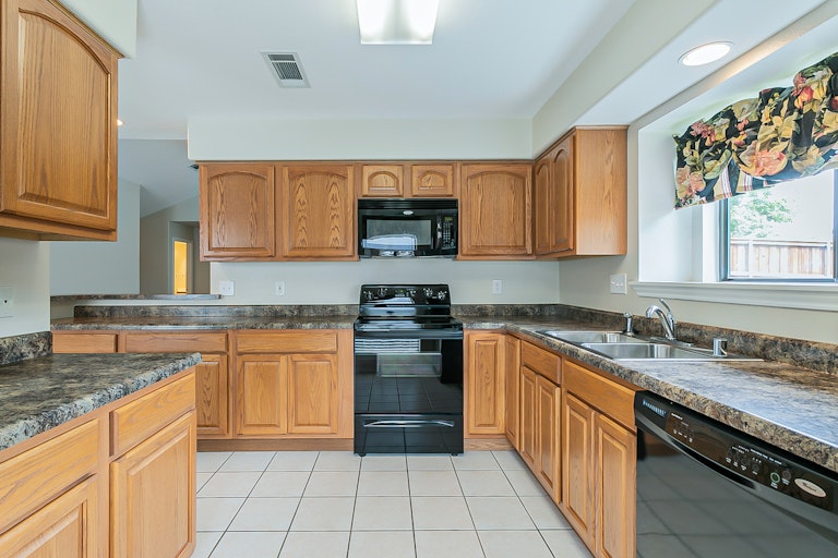 Photo 8 of 23 - 825 Shannon Dr, Plano, TX 75025
