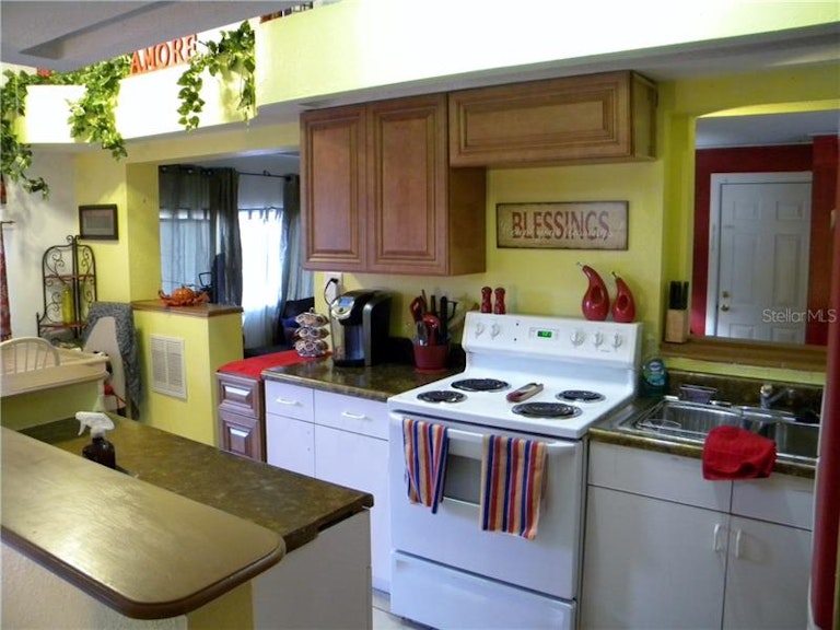 Photo 8 of 13 - 4426 Rossmore Dr, Orlando, FL 32810