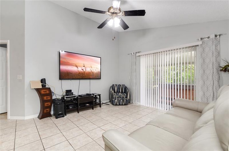 Photo 10 of 33 - 3829 Pickwick Dr, Orlando, FL 32817