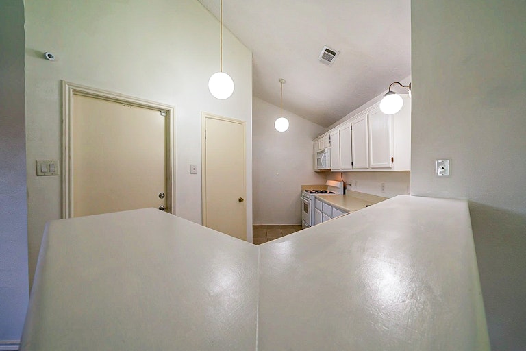 Photo 8 of 28 - 26 Parkbriar Cir, Baytown, TX 77521