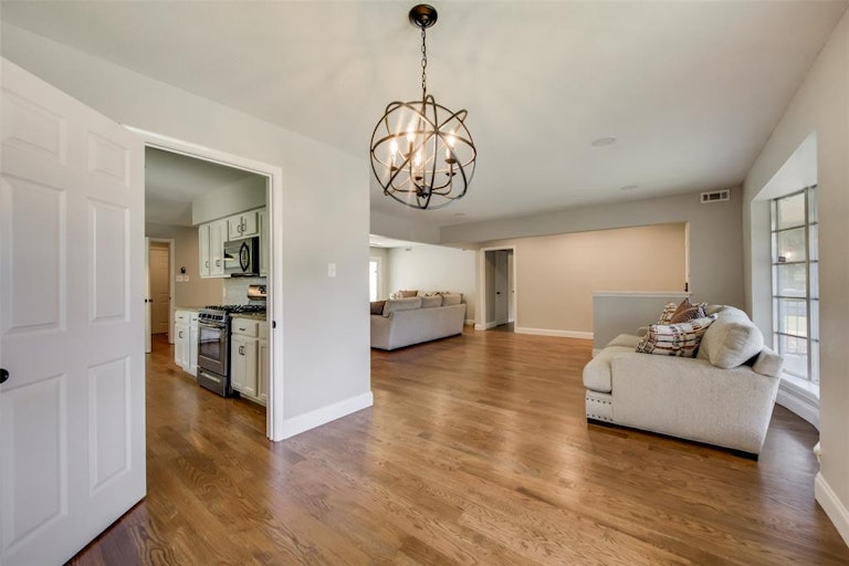 Photo 5 of 18 - 820 Ray Andra Dr, Desoto, TX 75115