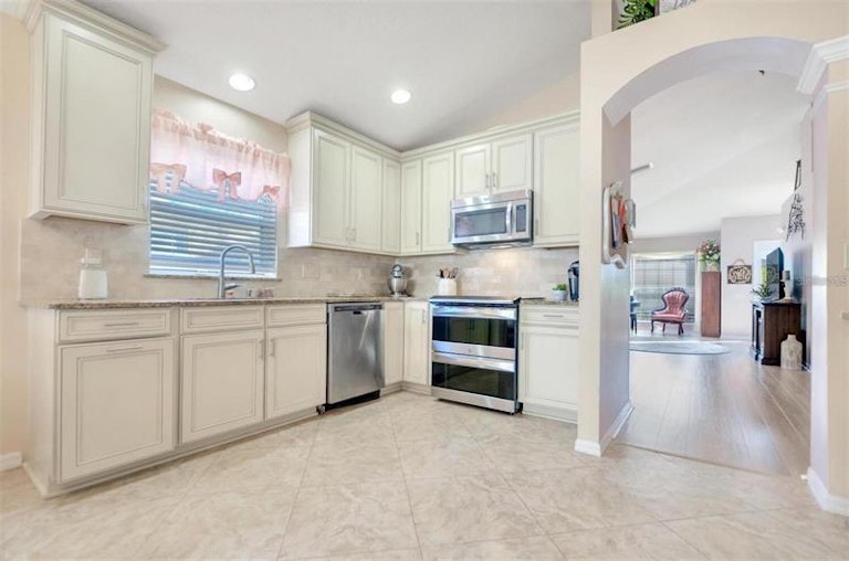 Photo 9 of 30 - 22328 Red Jacket Ln, Land O Lakes, FL 34639