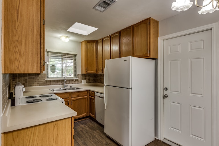 Photo 4 of 23 - 2218 Darrell Ct, Irving, TX 75060