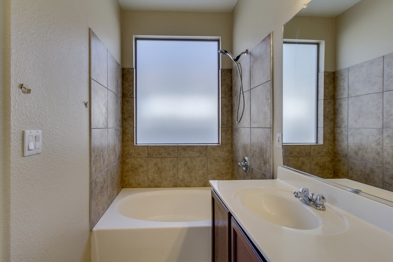Photo 16 of 25 - 6609 W Lawrence Ln, Glendale, AZ 85302