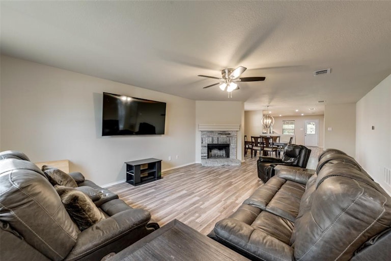 Photo 4 of 27 - 4816 Cedar Crest Dr, McKinney, TX 75070