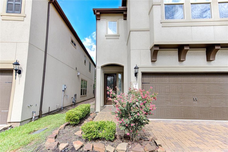 Photo 2 of 34 - 2811 Shadow Woods Ct, Houston, TX 77043