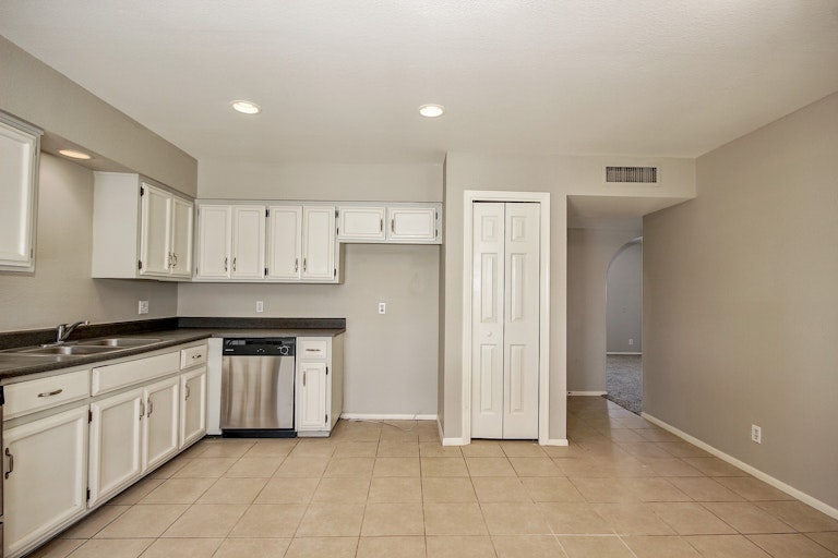 Photo 8 of 25 - 1133 E Glade Cir, Mesa, AZ 85204