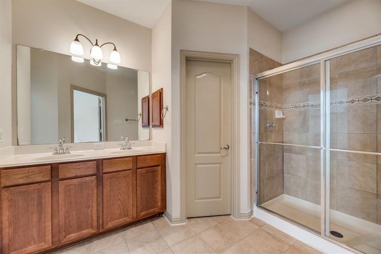 Photo 12 of 19 - 3824 Vienna St, Irving, TX 75038