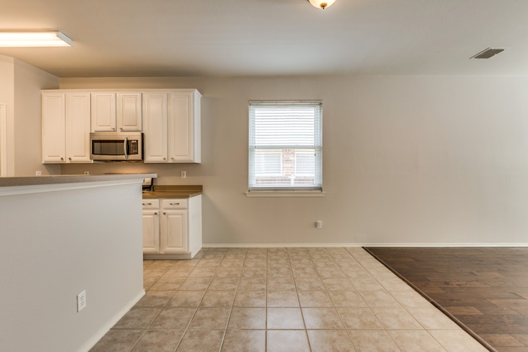 Photo 7 of 29 - 4205 Hawkins Dr, McKinney, TX 75072