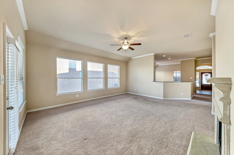Photo 17 of 31 - 808 W Bend Blvd, Burleson, TX 76028