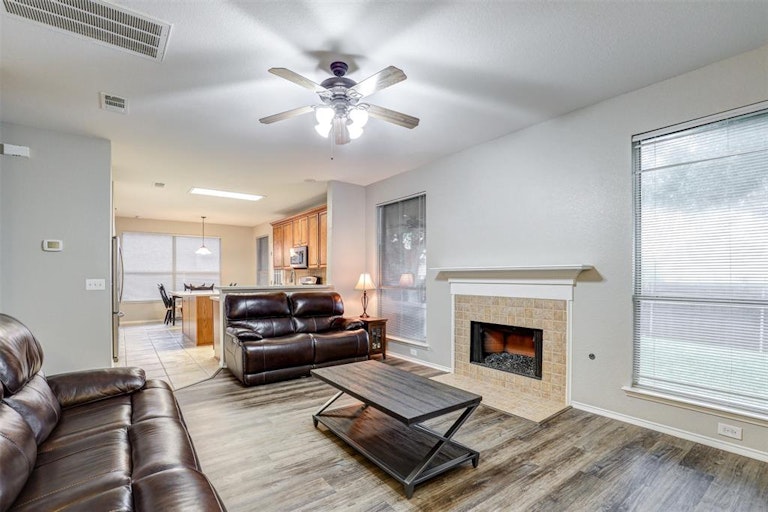 Photo 11 of 31 - 4644 Matthew Dr, Fort Worth, TX 76244