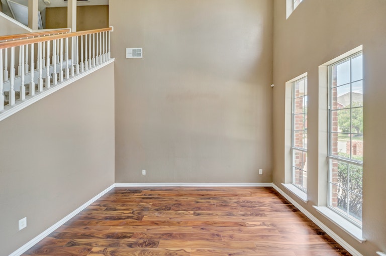 Photo 11 of 33 - 5532 Monthaven Dr, Fort Worth, TX 76137