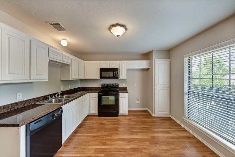 Photo 2 of 20 - 7374 Beckwood Dr, Fort Worth, TX 76112