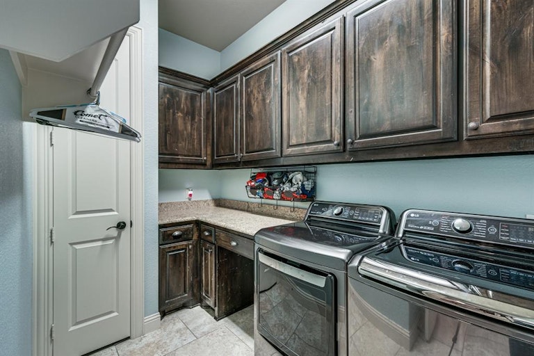 Photo 21 of 39 - 3911 Shiloh Trl, Midlothian, TX 76065