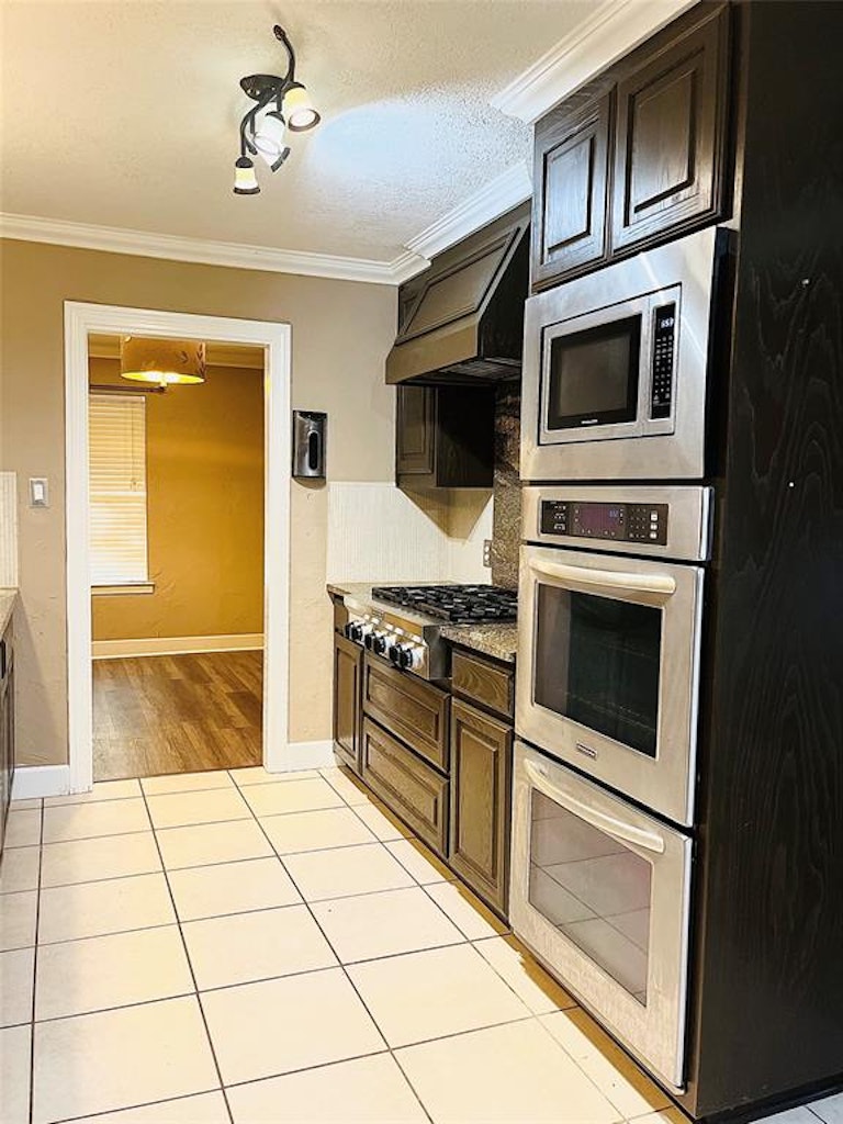 Photo 5 of 22 - 715 Vail Dr, Arlington, TX 76012
