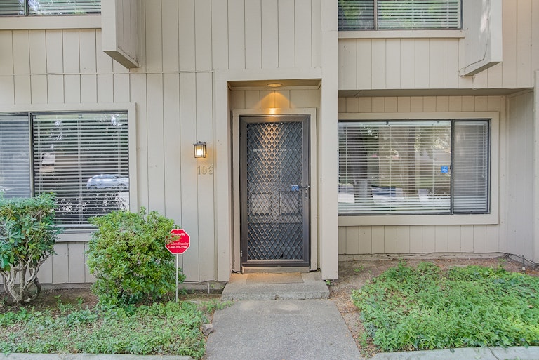 Photo 13 of 35 - 106 Hartnell Pl, Sacramento, CA 95825