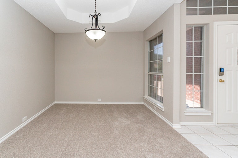Photo 10 of 25 - 10170 Meadowcrest Dr, Benbrook, TX 76126
