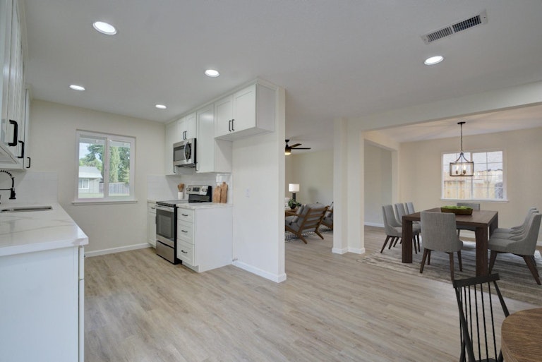 Photo 10 of 16 - 350 Valleywood Dr, Woodland, CA 95695