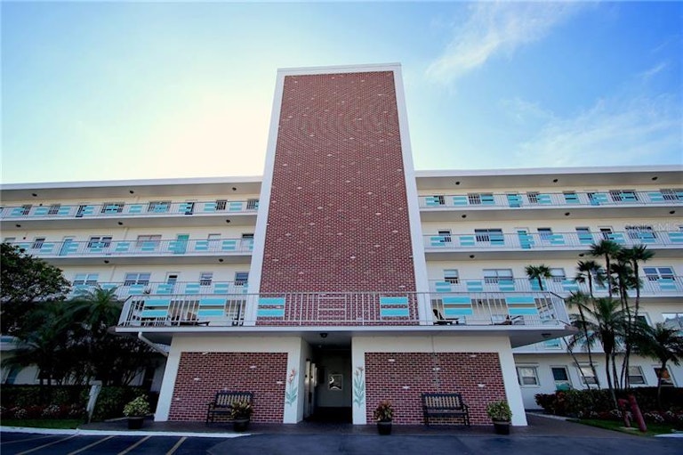 Photo 1 of 25 - 5575 Gulf Blvd #528, St Pete Beach, FL 33706
