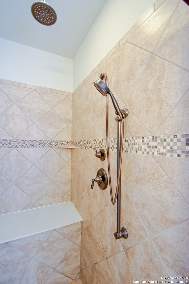 Photo 15 of 25 - 27403 Valle Blf, Boerne, TX 78015