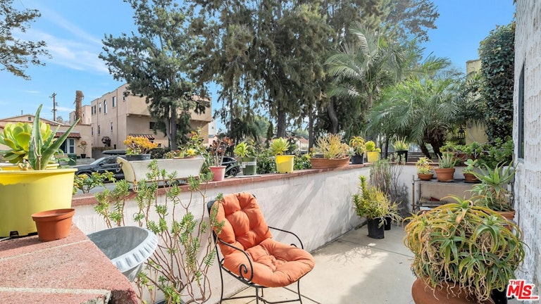 Photo 18 of 19 - 827 N McCadden Pl, Los Angeles, CA 90038