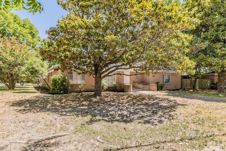 Photo 2 of 40 - 519 Parkwood Dr, Dallas, TX 75224