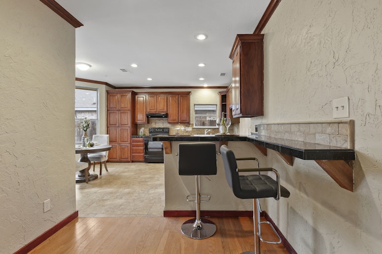 Photo 12 of 29 - 6905 Indiana Ave, Fort Worth, TX 76137