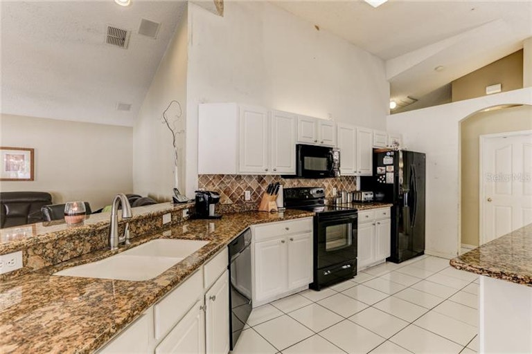 Photo 14 of 25 - 13733 Antler Point Dr, Tampa, FL 33626