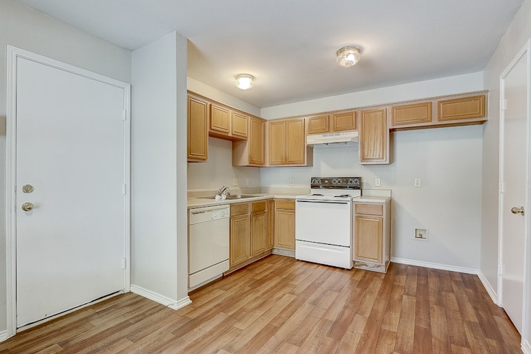 Photo 4 of 22 - 6814 Barrett Dr, Dallas, TX 75217