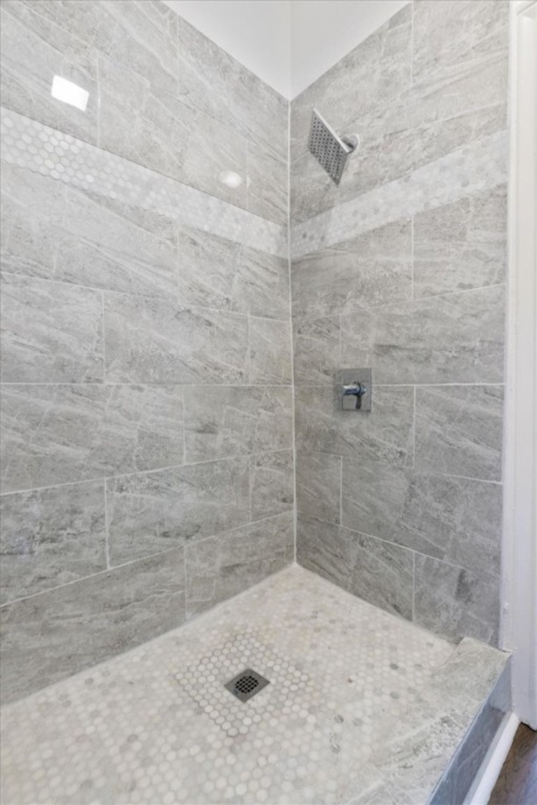 Photo 21 of 34 - 411 Seawind, Lakeway, TX 78734