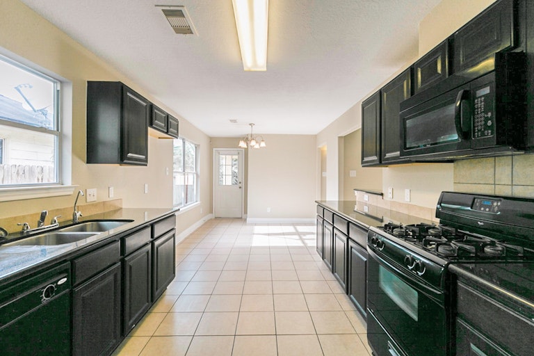 Photo 6 of 24 - 5602 Post Oak Manor Dr, Houston, TX 77085