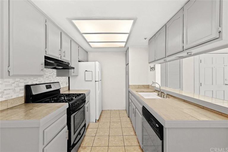 Photo 16 of 32 - 1420 S Primrose Ave Unit C, Monrovia, CA 91016