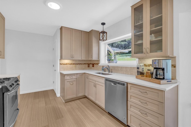Photo 15 of 38 - 23059 Broadmoor Ct, Auburn, CA 95602