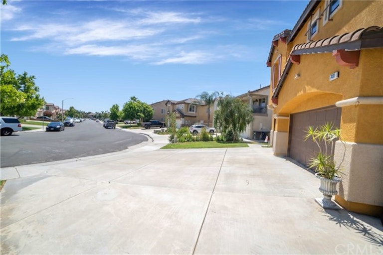 Photo 4 of 50 - 7491 Spindlewood Dr, Eastvale, CA 92880