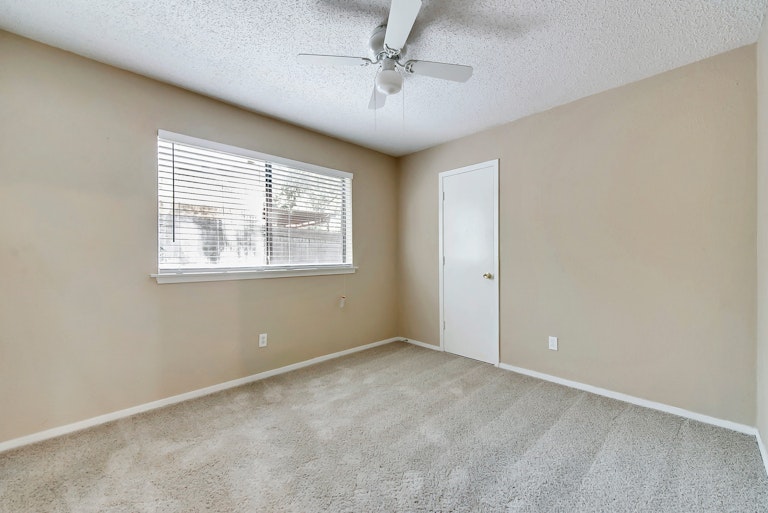 Photo 21 of 25 - 419 Thorn Wood Dr, Euless, TX 76039