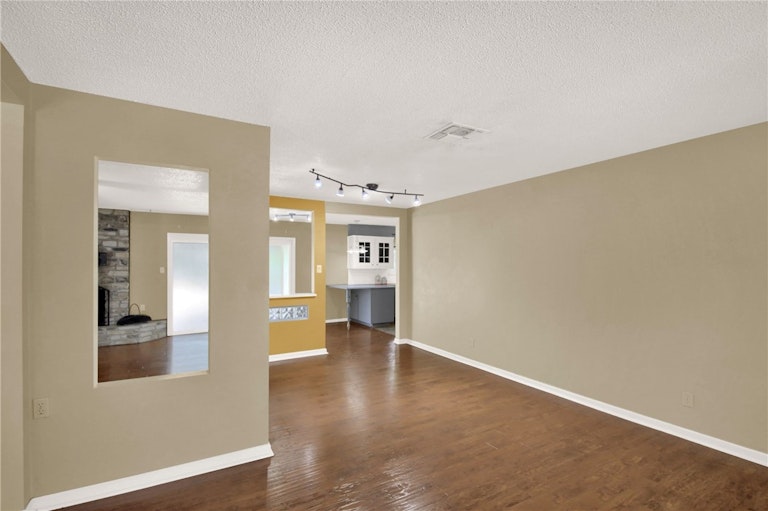 Photo 17 of 36 - 1107 Rebbeca Dr, Austin, TX 78758