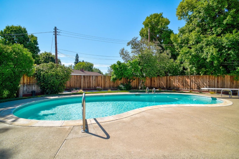 Photo 34 of 68 - 1940 Rolling Hills Rd, Sacramento, CA 95864