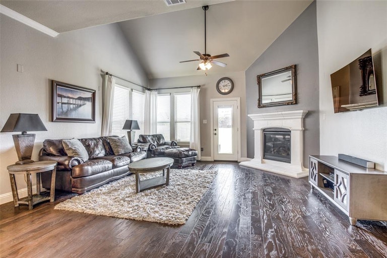 Photo 11 of 31 - 10809 Frost Pl, McKinney, TX 75071