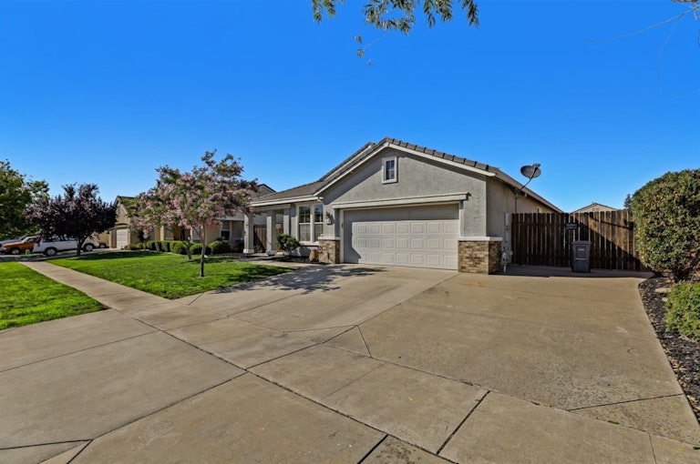Photo 2 of 39 - 1175 Bronco Dr, Plumas Lake, CA 95961