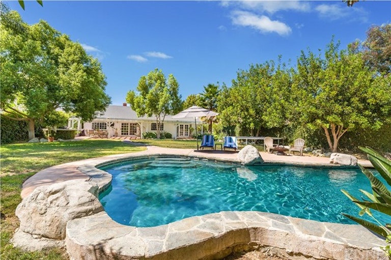 Photo 1 of 39 - 6504 Tamarind St, Oak Park, CA 91377