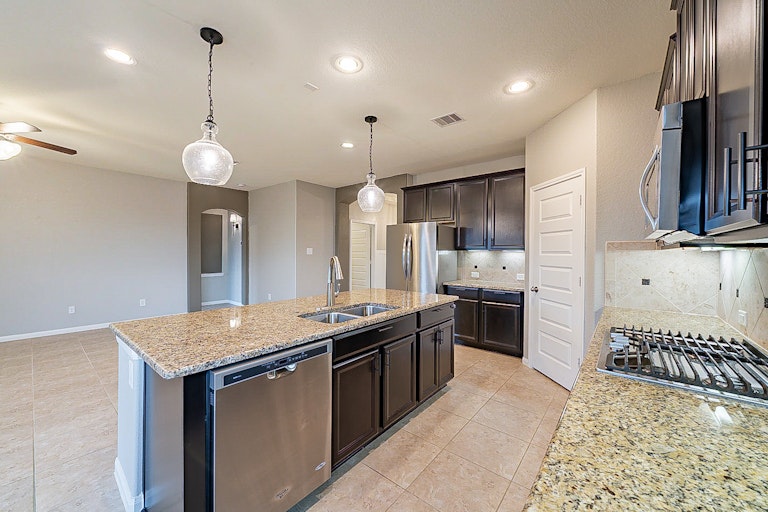 Photo 9 of 35 - 18226 Russett Green Dr, Tomball, TX 77377
